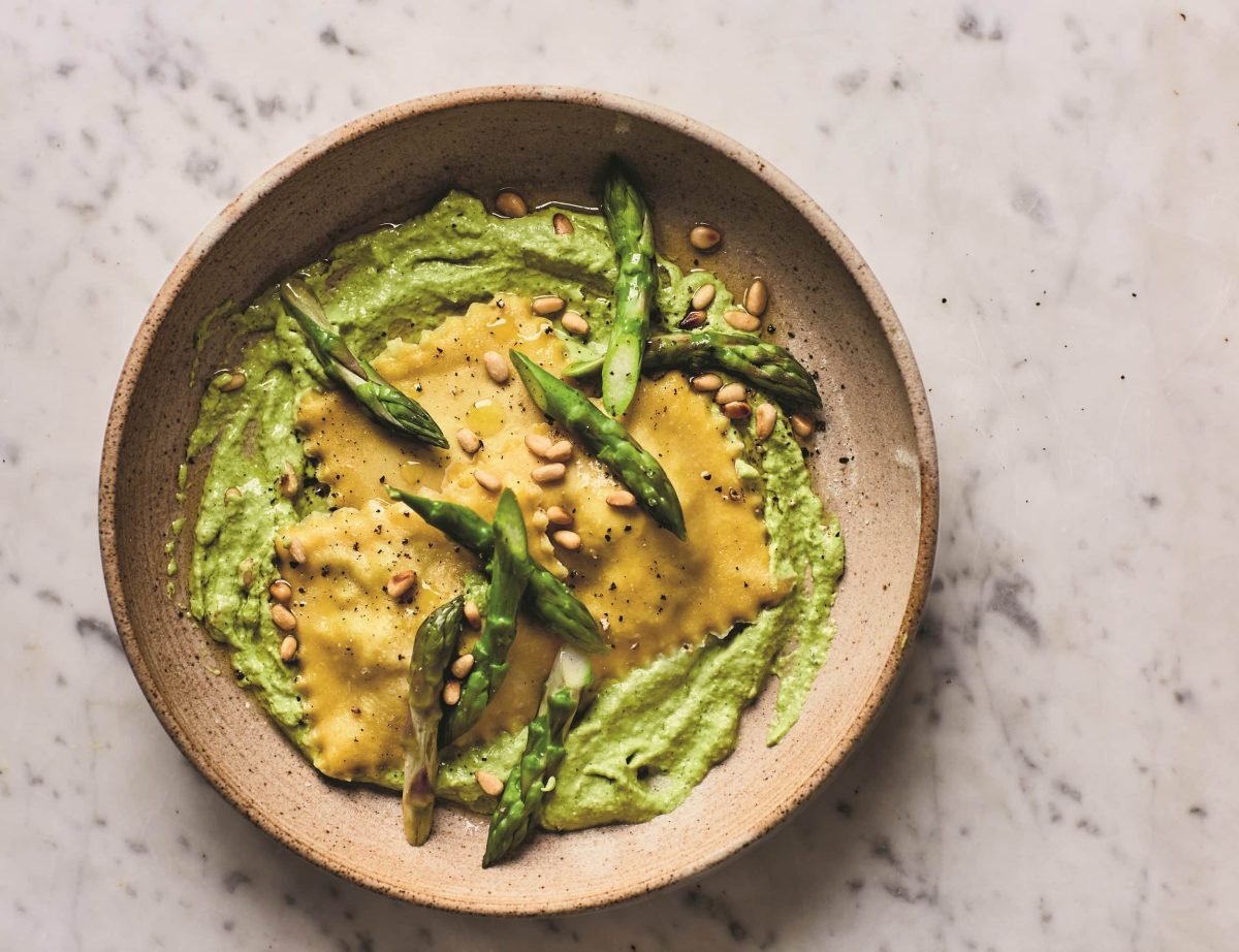 Pilz-Ravioli mit Tofu-Spargel-Püree und grünem Spargel auf einem Teller in der Draufsicht, das Rezept ist aus dem Kochbuch "You Can Cook This"