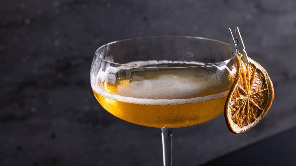 Ein Glas mit Angel Face vor einem grauen Hintergrund.