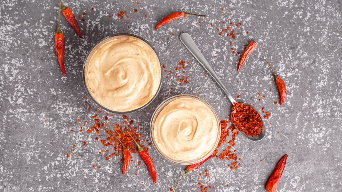 Zwei Gläser mit Special Chili Mayo.