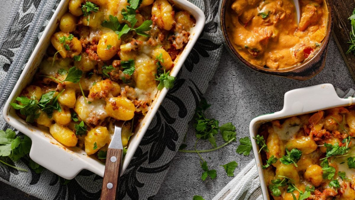 Gnocchi-Hackfleisch-Auflauf verteilt auf zwei Auflaufformen.