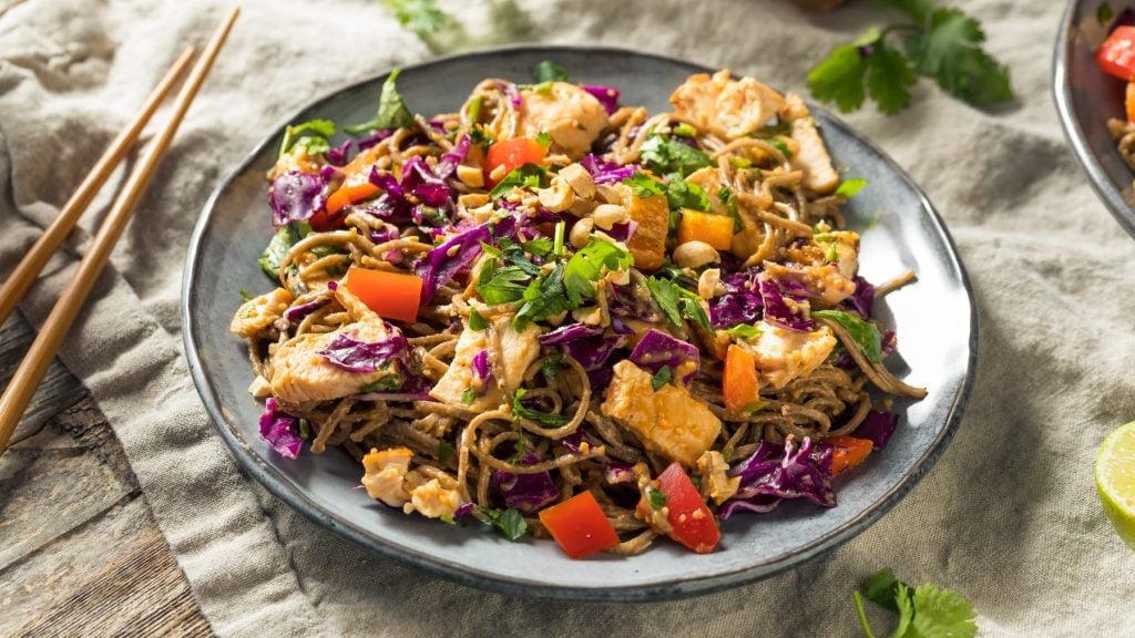 Kalte Soba-Nudeln mit pikanter Erdnusssauce – asiatischer Salat - EAT CLUB