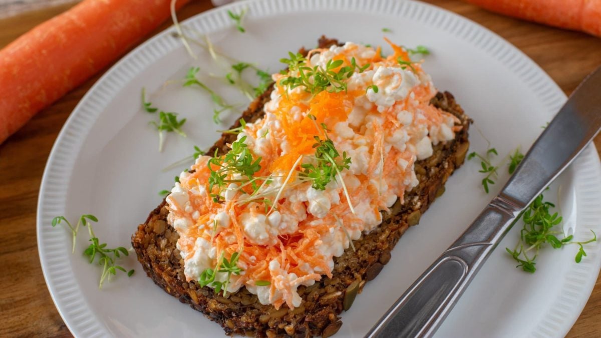 Draufsicht schräg: eine Karotten-Frischkäse-Sandwich mit Kresse