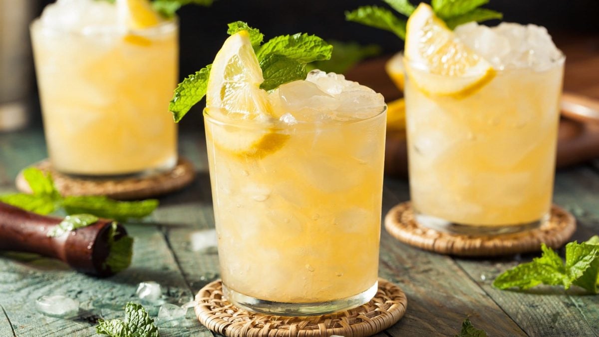 3 Gläser Sgroppino al Limone, ein italienisches Zitronensorbet mit Prosecco, mit Eiswürfeln, Zitronenscheiben und frischer Minze.