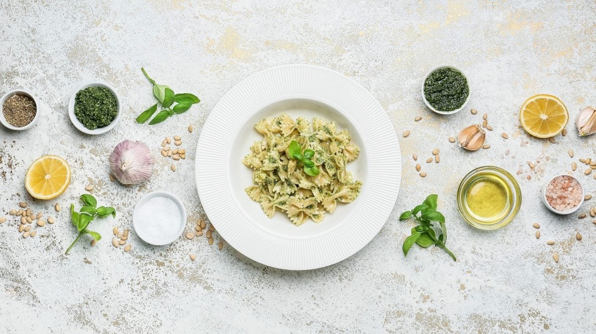 Ein Teller mit Pasta und Zitronen-Pesto auf einem grauen Tisch.