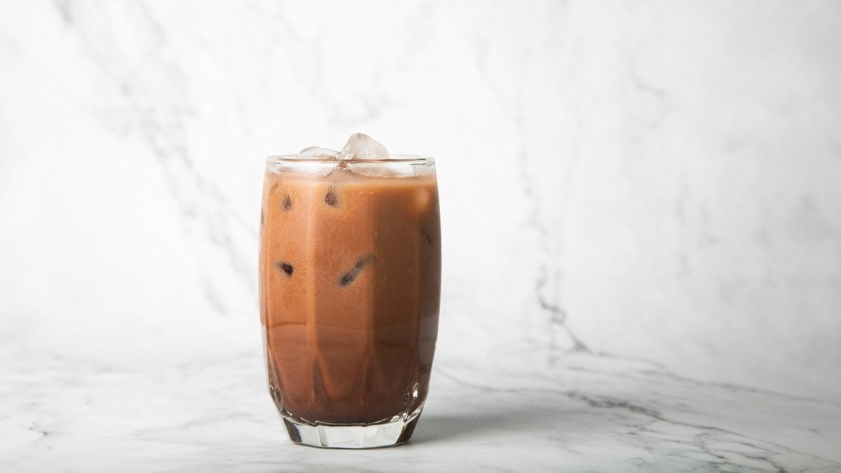 Ein Glas mit Iced Nutella Latte vor einem marmorfarbenen Hintergrund.