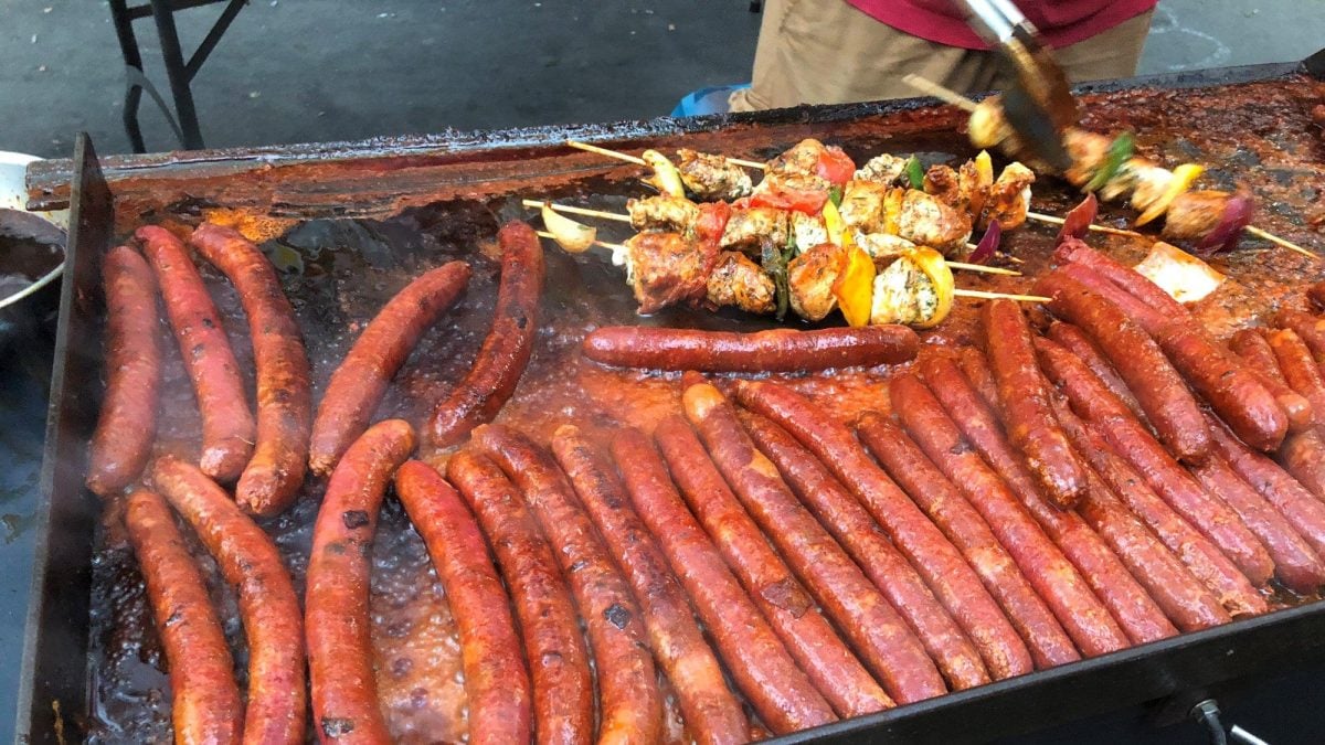Frisch gebratene Merguez auf einem französischem Wochenmarkt.