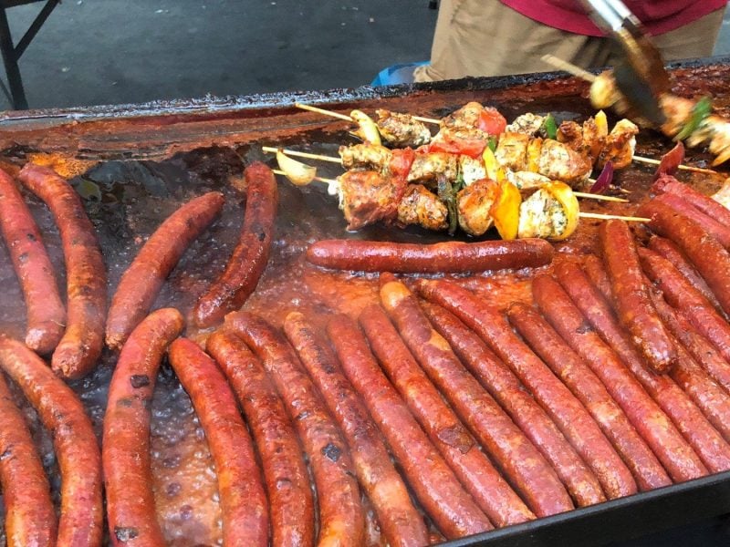 Frisch gebratene Merguez auf einem französischem Wochenmarkt.