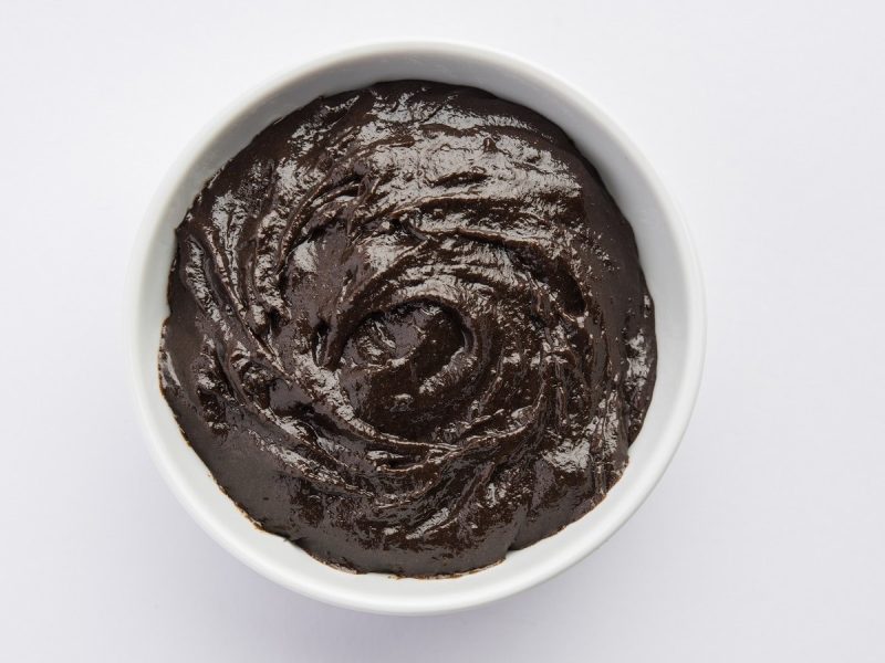 Eine Schüssel mit Oreo-Butter auf einem weißen Tisch.