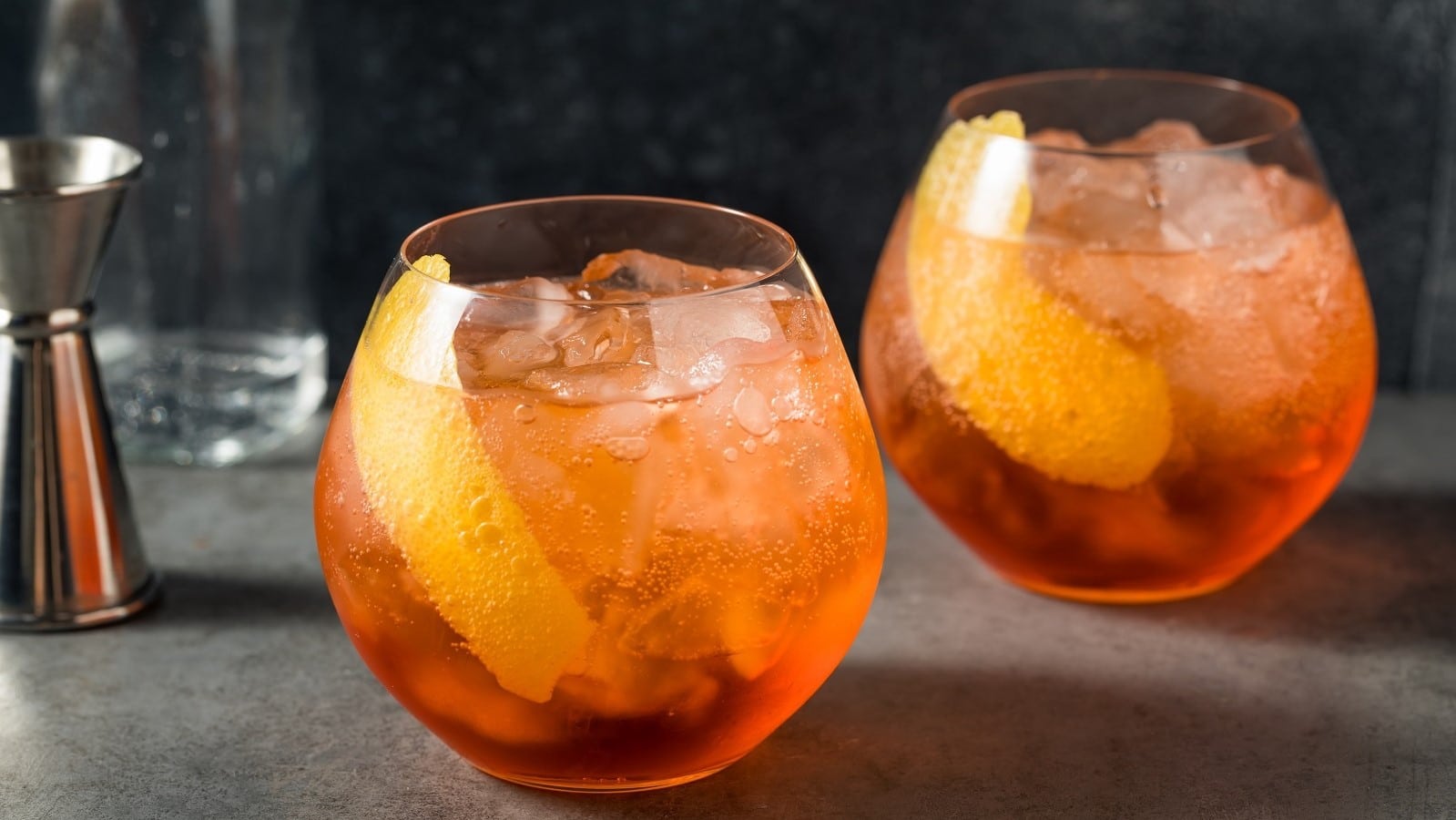Zwei Gläser Tequila Spritz auf einem grauen Tisch.