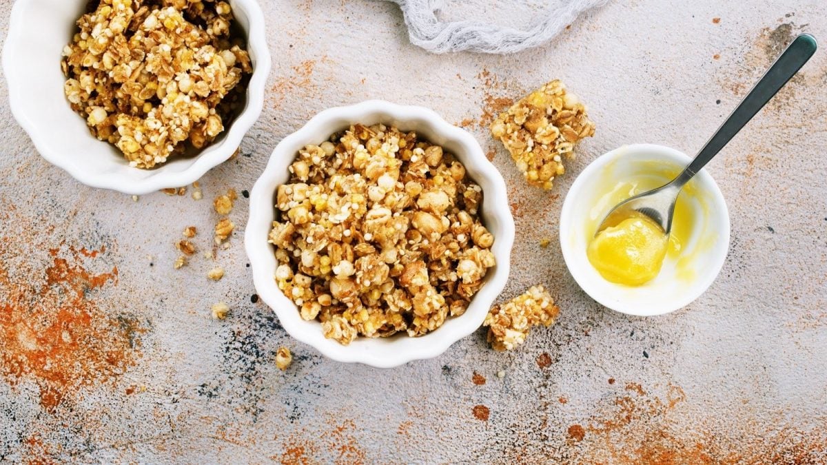 Eine Schüssel mit Salted Caramel Granola auf einem grauen Untergrund.