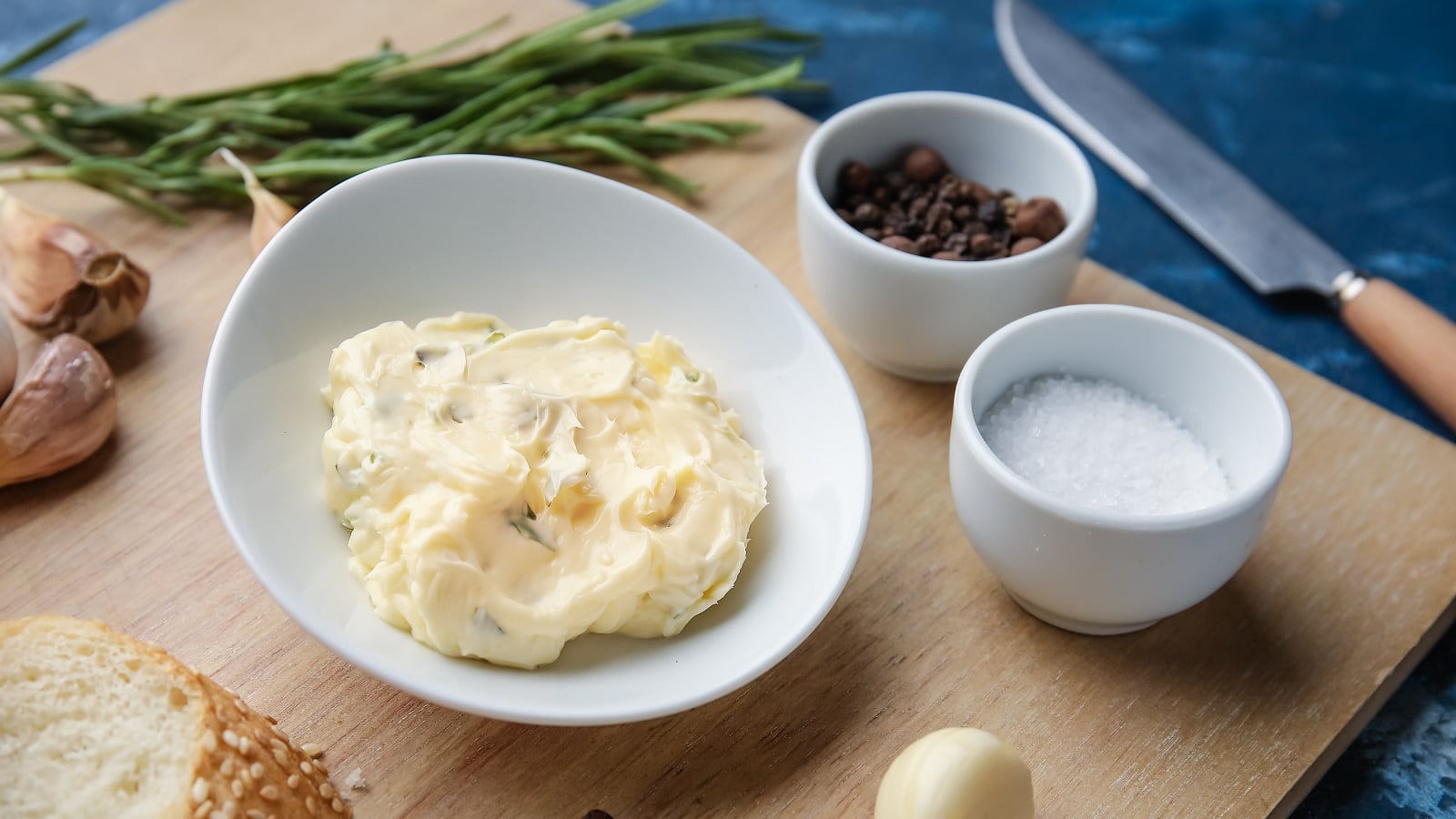 Eine Schüssel mit Sichuan-Pfeffer-Butter auf einem Holzbrett.