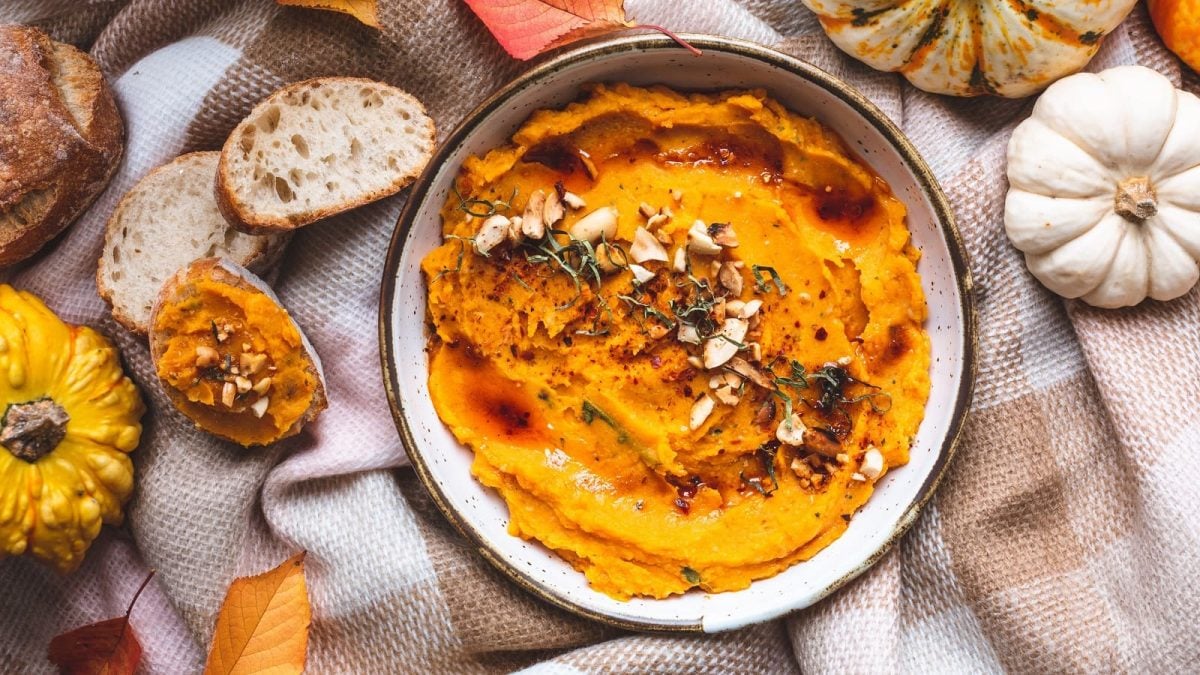 Ein tiefer Teller mit geröstetem Kürbis-Dip mit Feta.