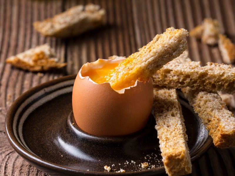 Das perfekte Frühstücksei mit Brotsticks.