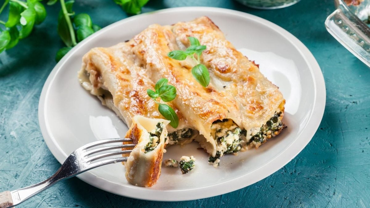 Ein weißer Teller mit gefüllten Grünkohl-Cannelloni-