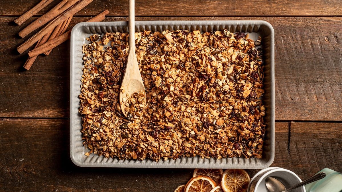 Ein Blech mit Spekulatius-Granola auf einem Holztisch.
