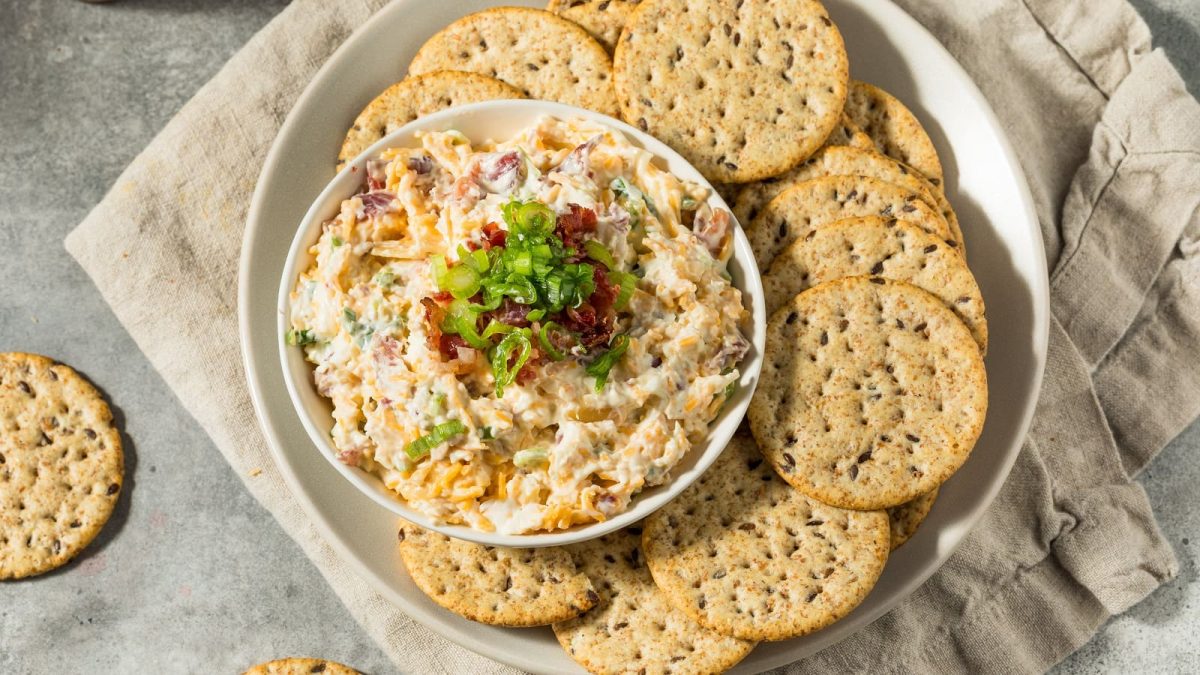 Ein Teller mit Crackern und mit Million Dollar Dip.