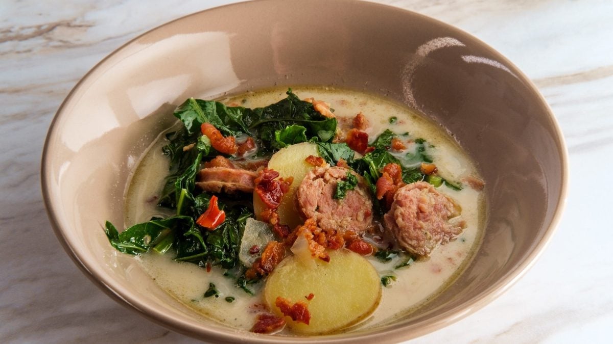 Kartoffel-Grünkohlsuppe mit Salsiccia und Speck - EAT CLUB