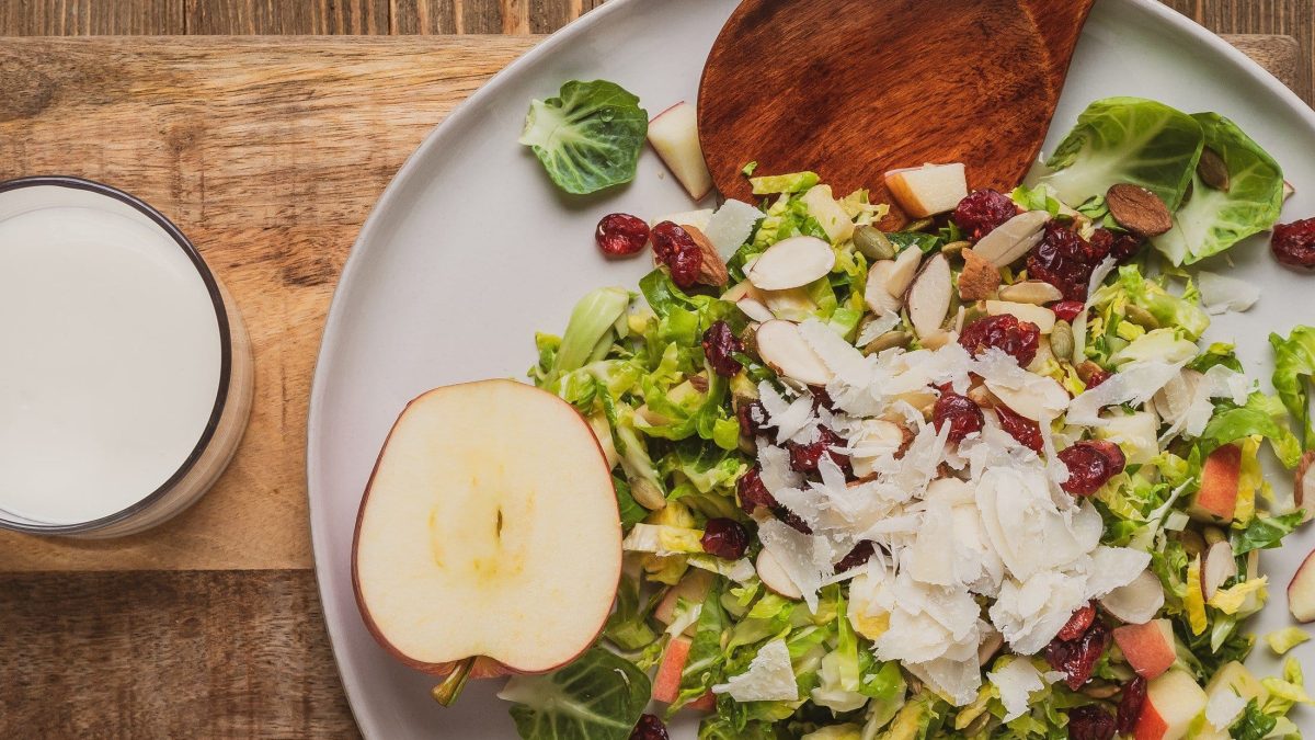 Draufsicht: Teilansicht eines Tellers Rosenkohl-Cranberry-Salat.