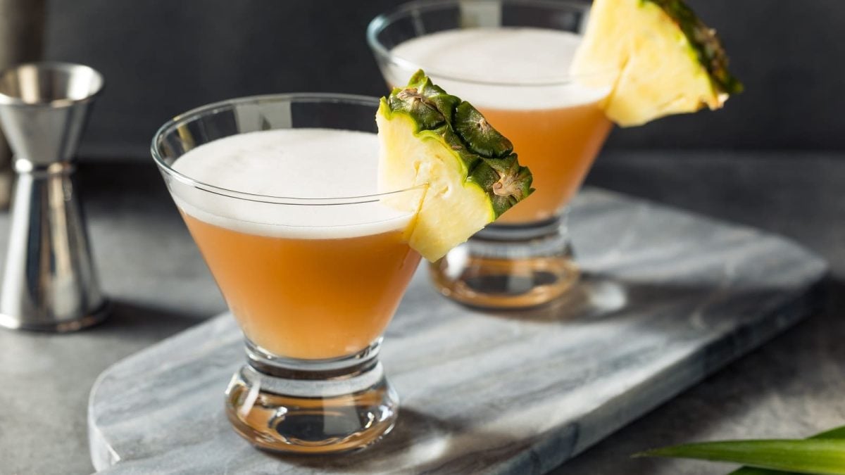 Zwei Gläser mit French Martini auf einem Marmortablett.