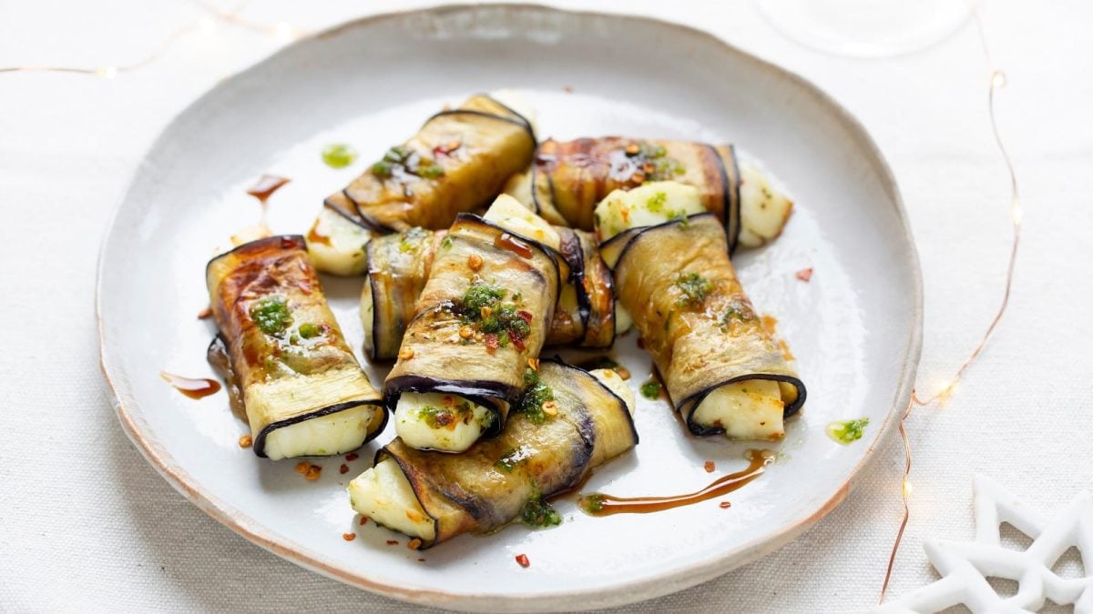 Ein weißer Teller mit gegrilltem Auberginen-Halloumi.