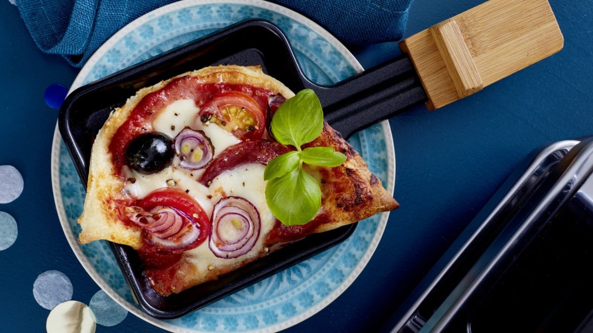 Ein Salami-Pizza-Pfännchen auf einem blauen Tellerchen.