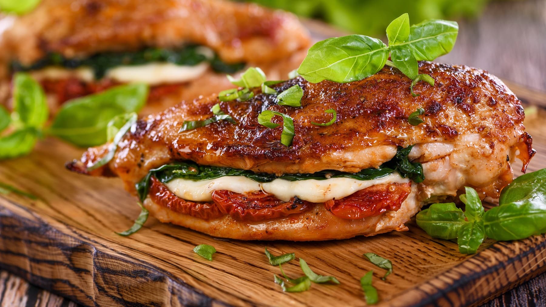 Hähnchenbrust gefüllt mit Mozzarella, Spinat und Tomaten - EAT CLUB