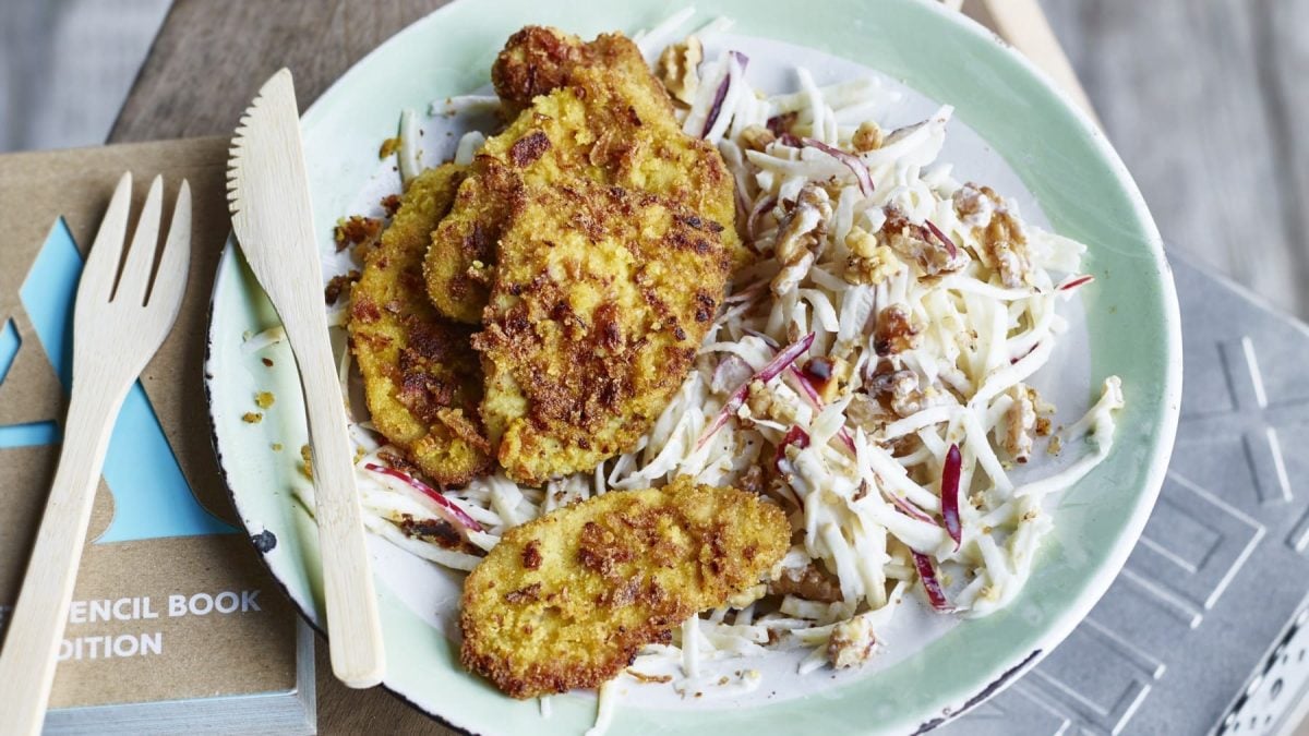 Ein Teller mit Mini-Kalbsschnitzel mit Sellerie-Salat.