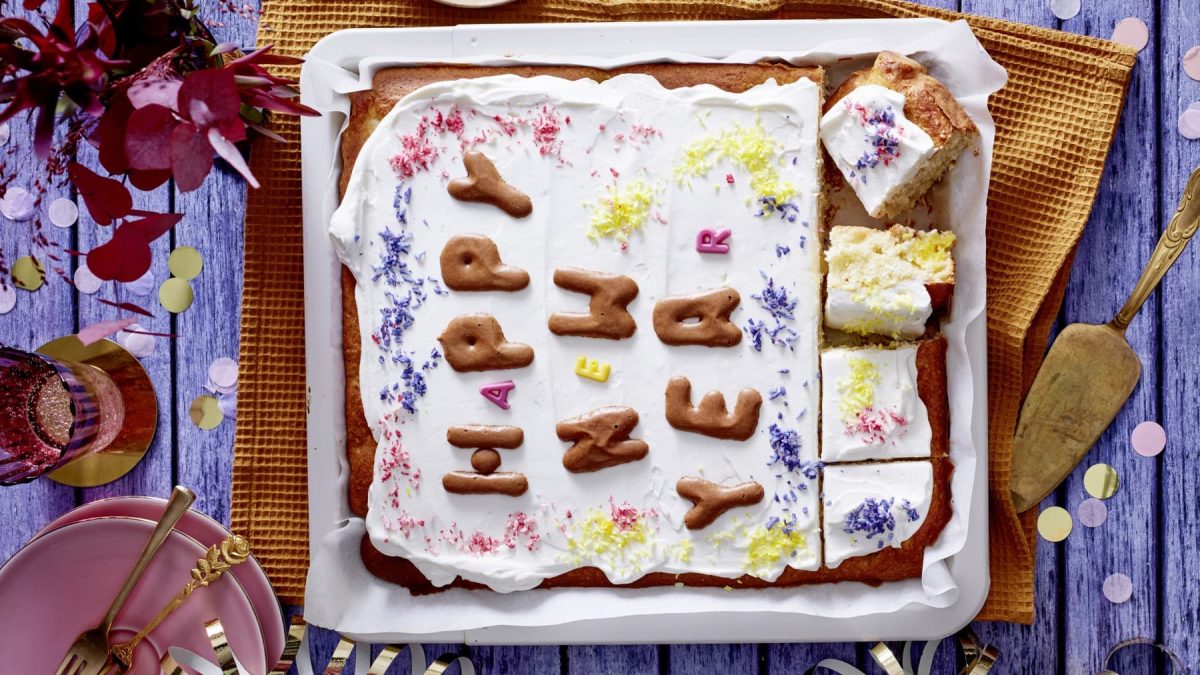 Serviere den leckeren Piña-Colada-Kuchen mit Schlagsahne und einem fruchtigen Drink.