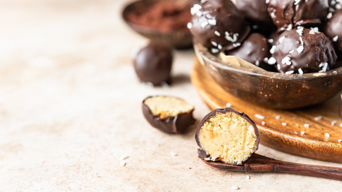 Peanutbutter Balls auf einem beigen Untergrund.