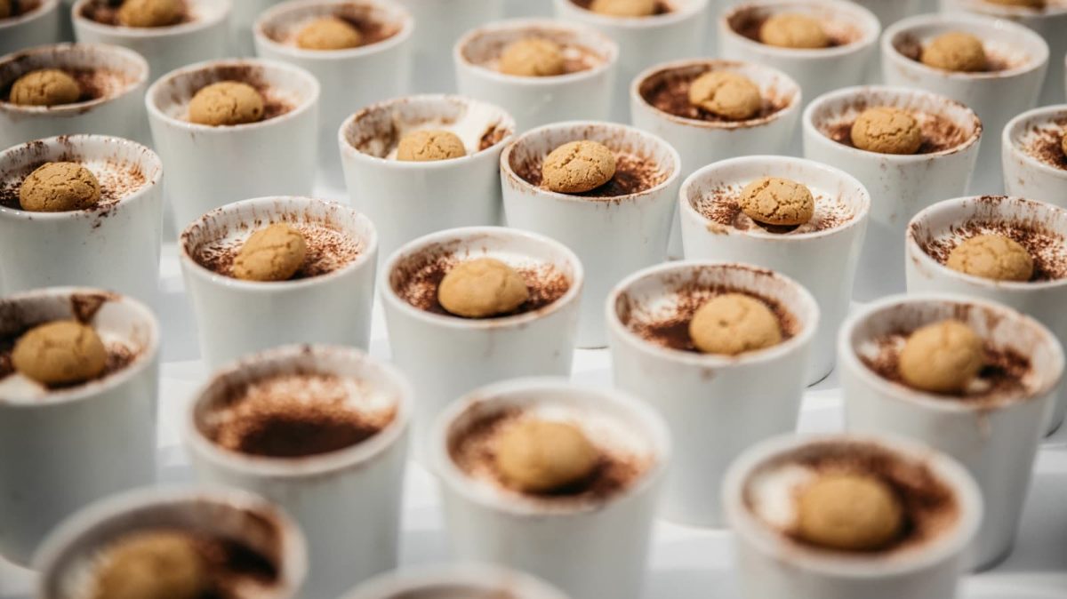 Ein Haufen Tiramisu Shots.