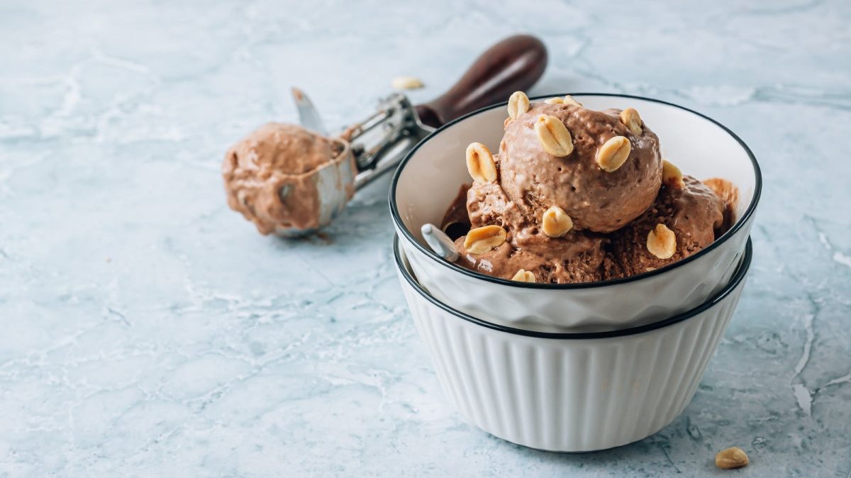 Eine weiße Schüssel mit Erdnussbutter-Schoko-Eis.