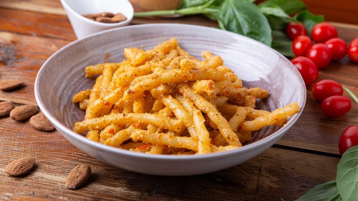 Ein tiefer Pastateller mit Pesto alla Trapanese.