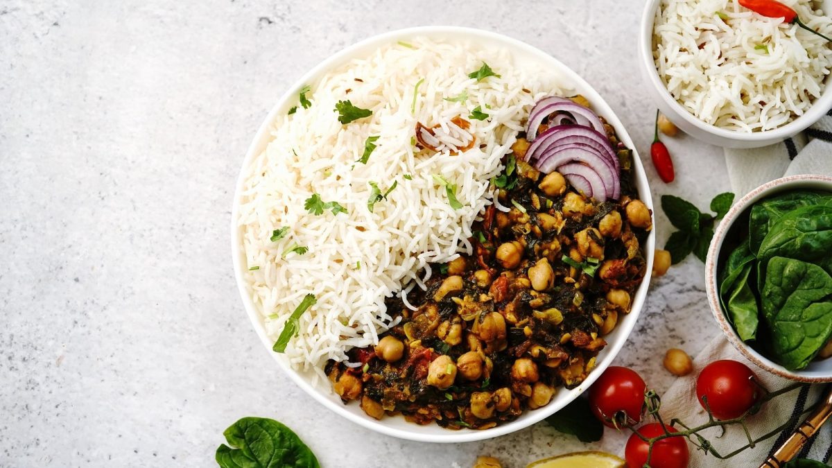 Ein Teller mit einer Portion Chana Saag auf einem weißen Untergrund.