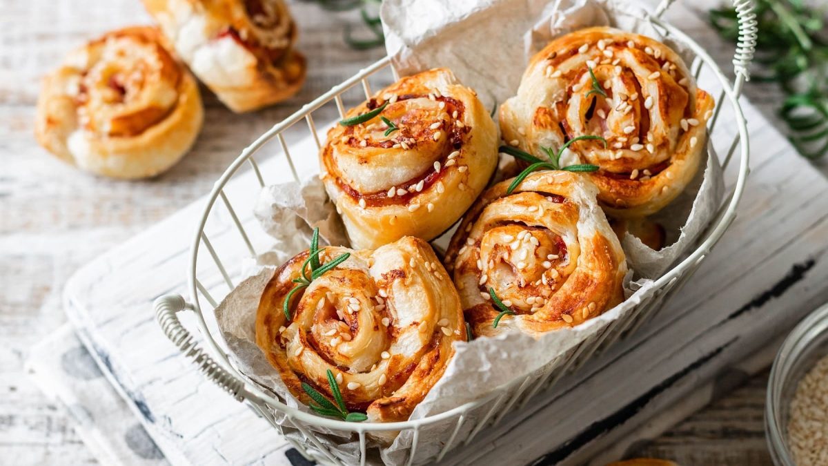 Unsere Pizza-Rolls mit Salami, Käse und Kräuter sind rasend schnell zubereitet und der perfekte Fingerfood-Snack.