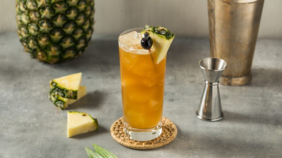 Ein Glas Bahama Mama auf einem grauen Untergrund.