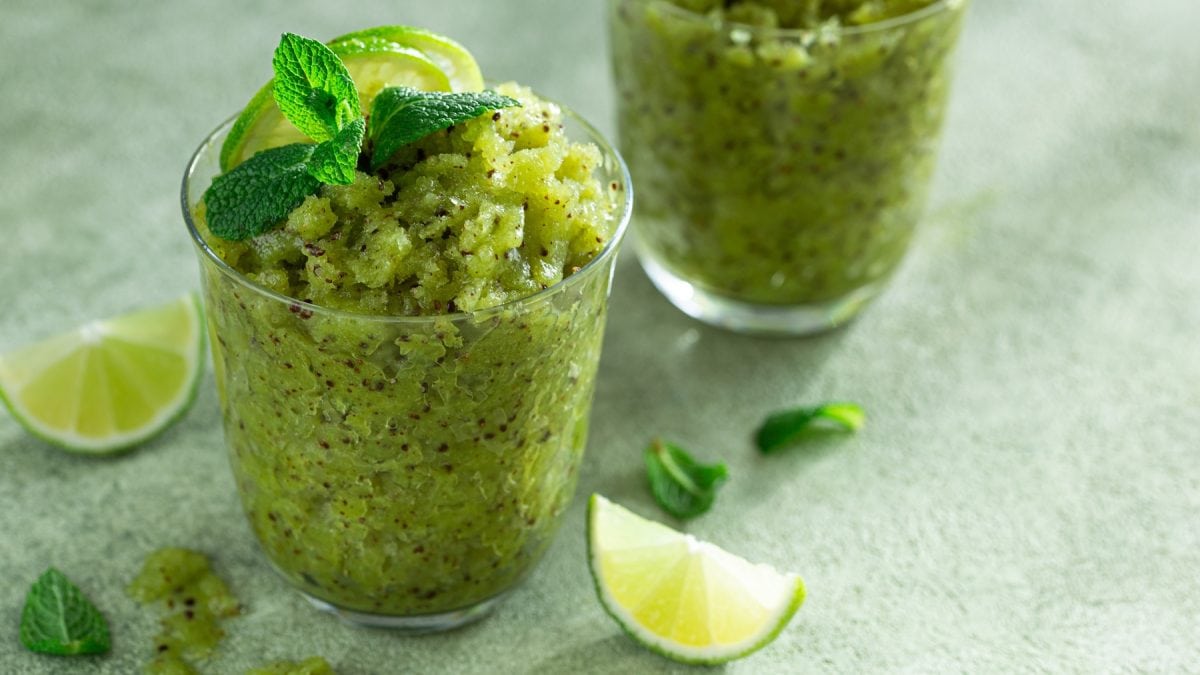 Zwei Gläser mit dem Granita auf einem hellgrünen Tisch. Alles von schräg oben fotografiert.