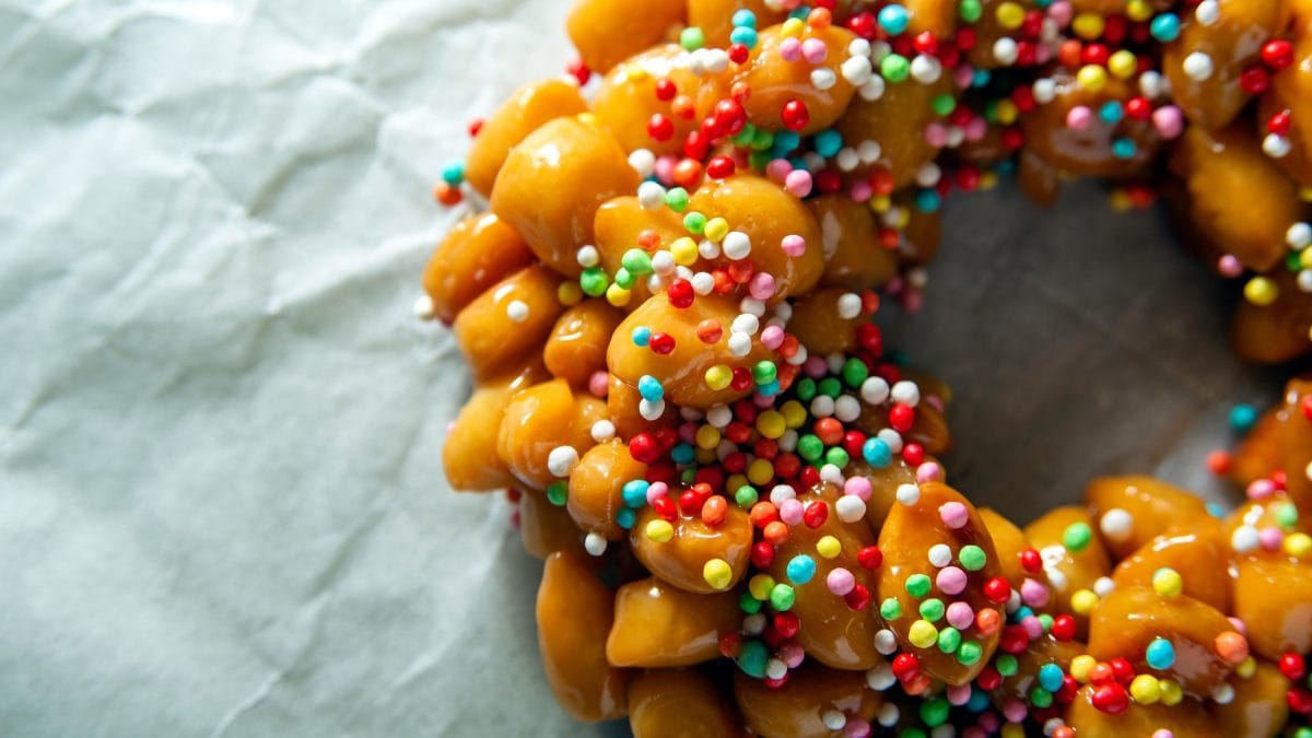 Struffoli mit bunten Streuseln von oben fotografiert.