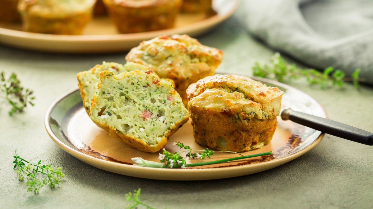 Einige Muffins auf einem hellbraunem Teller in der Seitenansicht