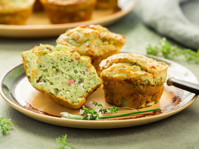 Einige Muffins auf einem hellbraunem Teller in der Seitenansicht
