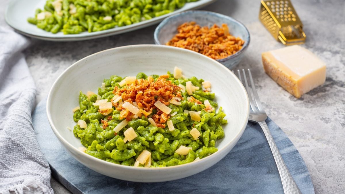 Aromatische Bärlauch-Spätzle mit Parmesan und Röstzwiebeln - EAT CLUB