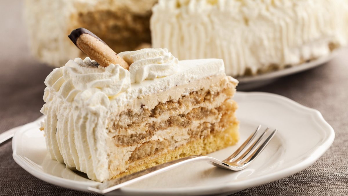 Frontal: Ein Stück Malakoff-Torte.