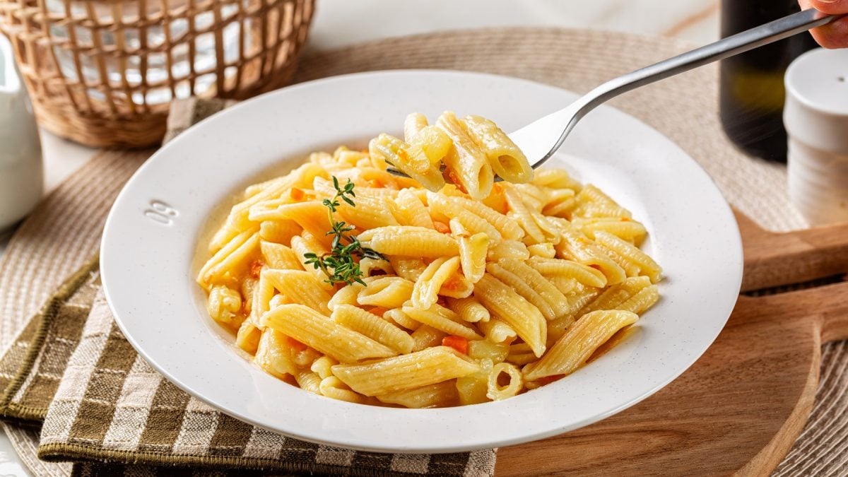 Pasta, patate e provola auf einem weißen Teller.