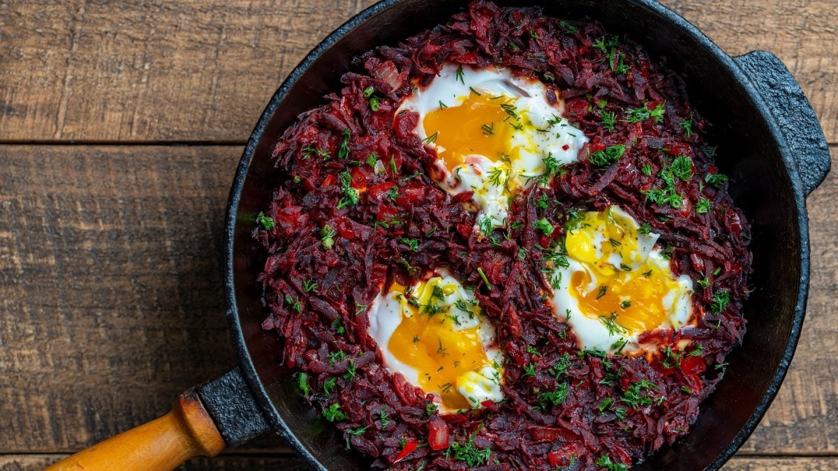 Rote-Bete-Pfanne mit Eiern und Dill in einer Gusseisenpfanne.