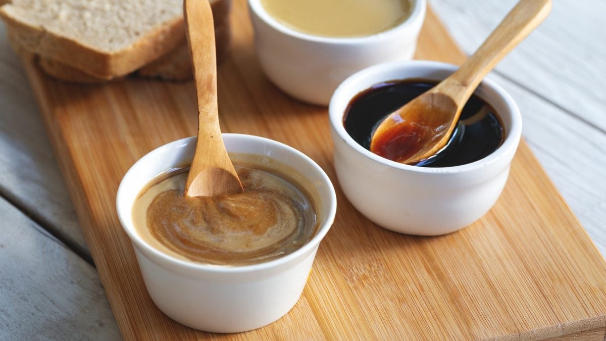Tahin Pekmez in einer Schale, daneben eine Schale mit Traubenmolasse und dahinter eine mit Tahini.