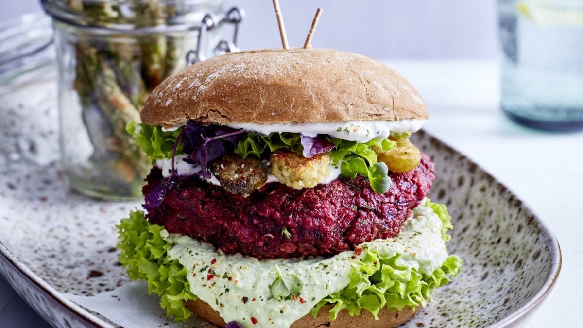 Beetroot-Burger und spargel-Fritten auf einem grauen Teller.