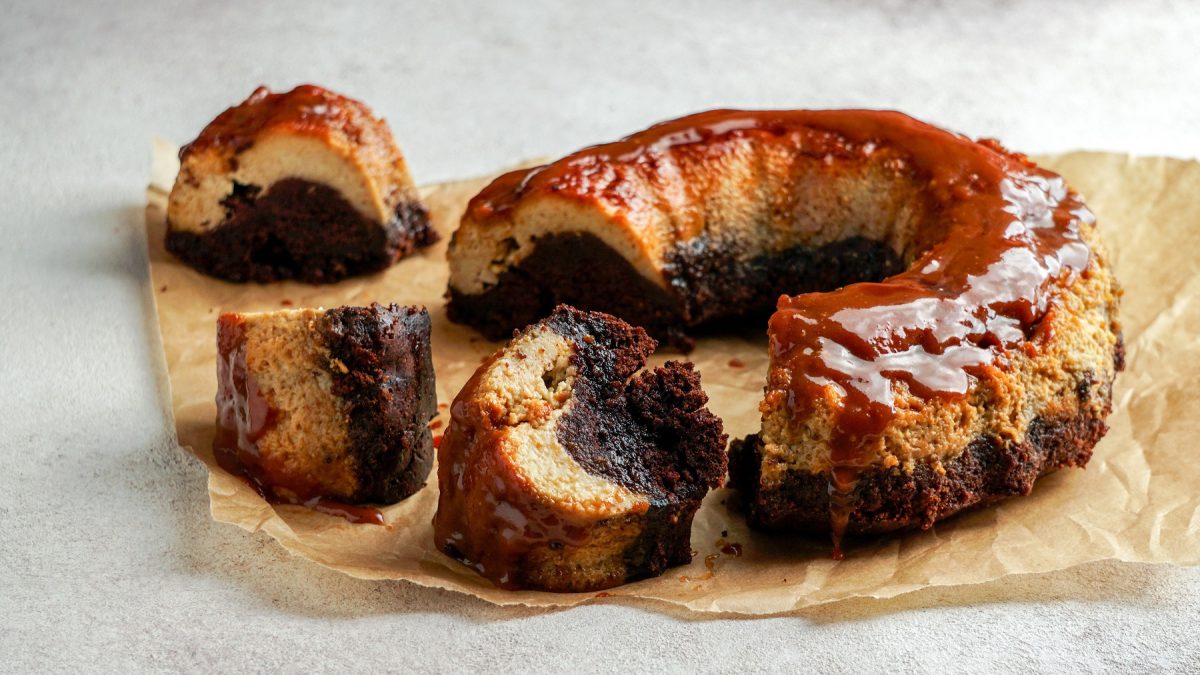Angeschnittener Chocoflan auf Backpapier.