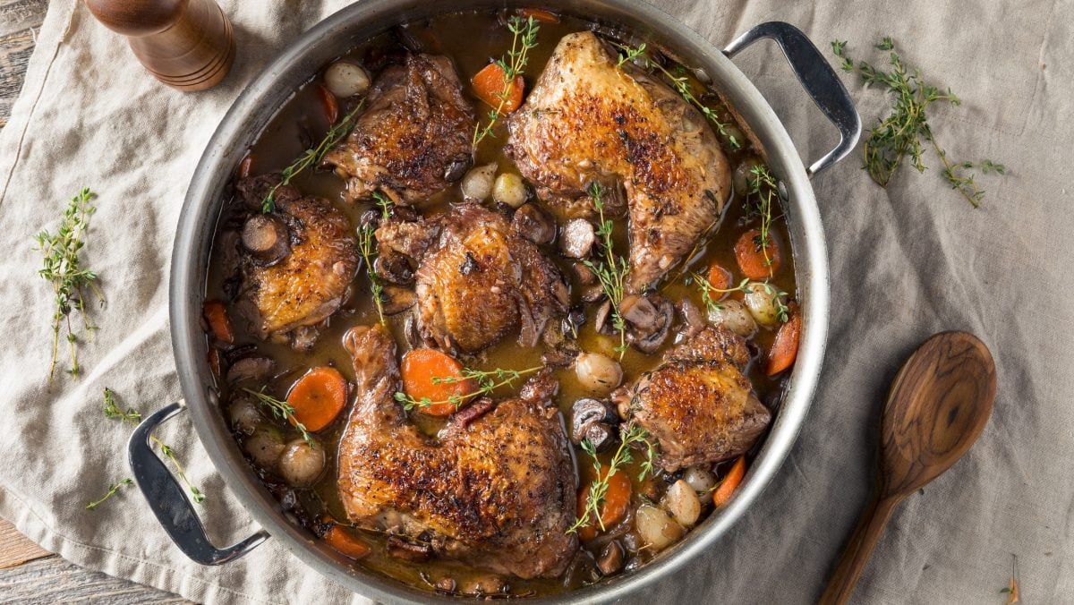 Draufsicht: Ein Schmortopf mit Coq au Vin de Bourgogne.