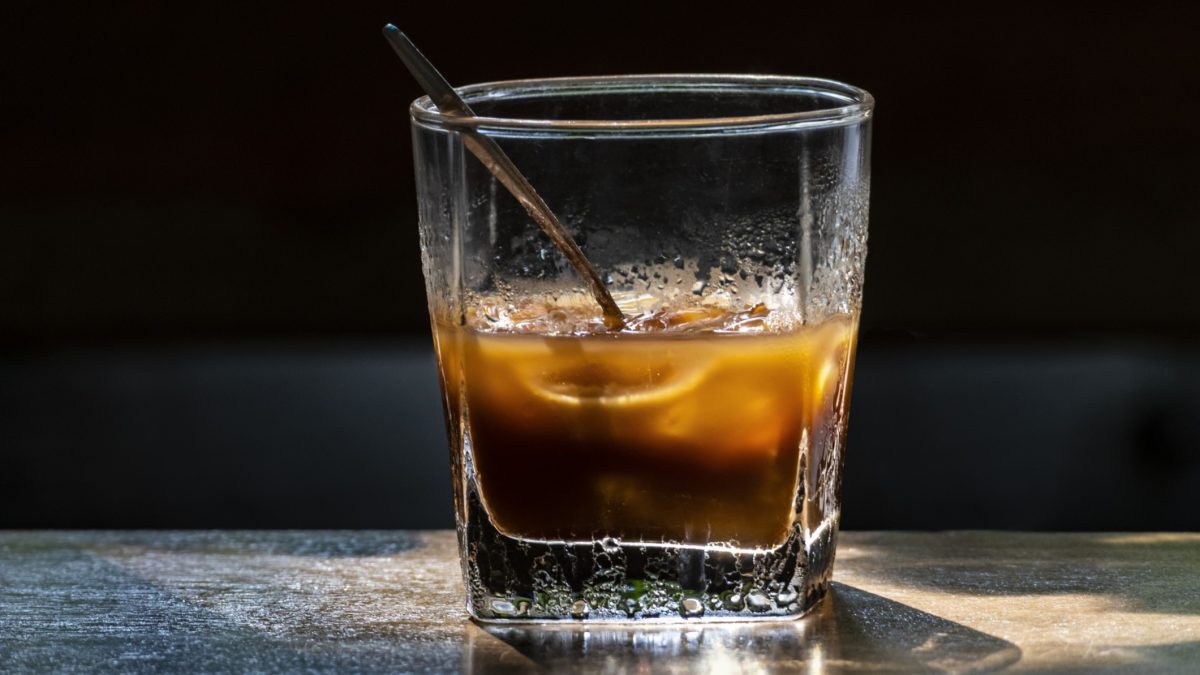 Frontal: Ein Glass Kaffee-Likör auf eis. / Kaffee-Likör selbst machen.