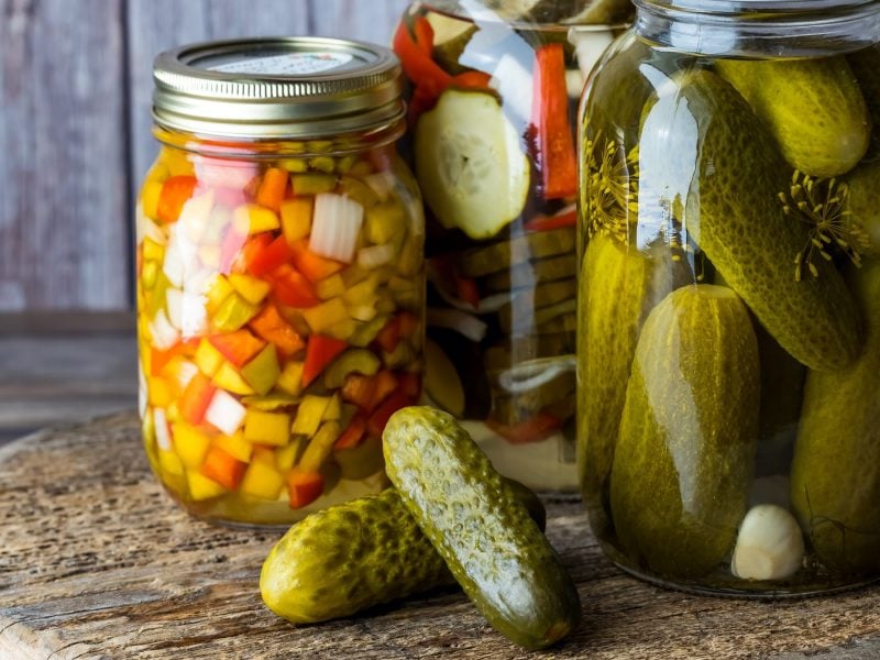 Pickels mit Gurkenwasser in Gläsern.