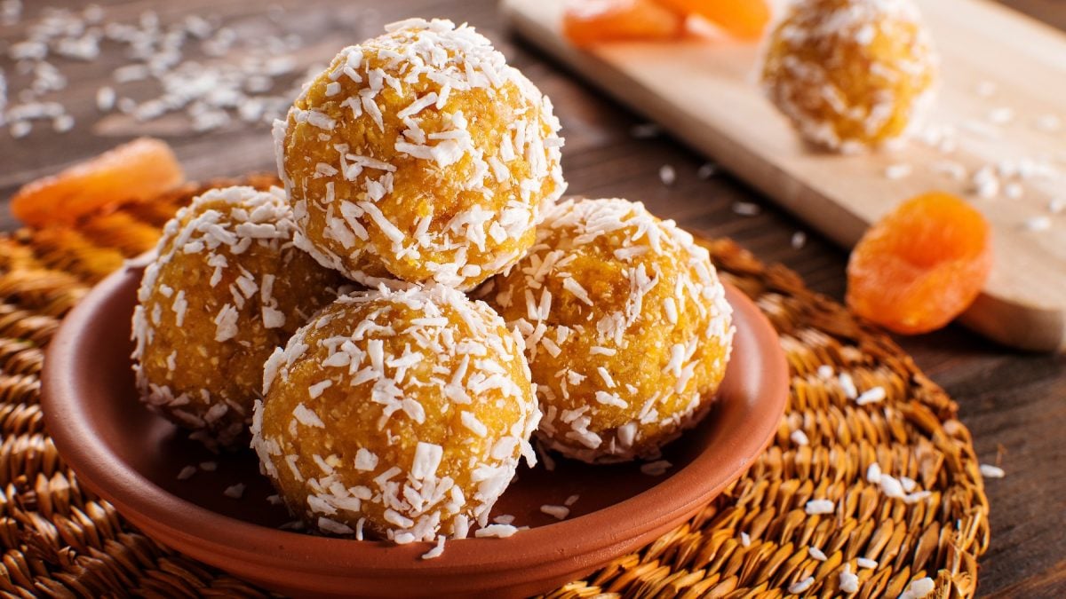 Kokos-Aprikosen Bliss Balls in einer Terracotta-Schüssel.